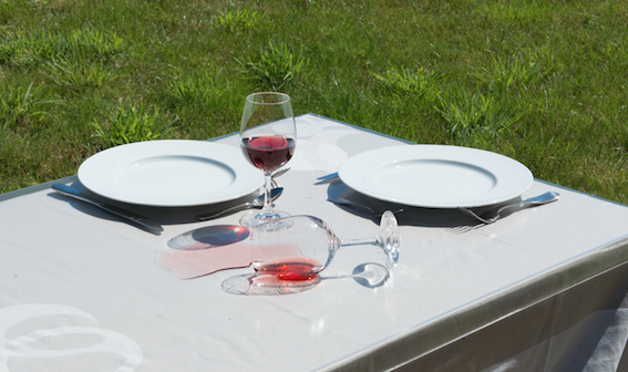 Protège table plastique : fini les nappes tachées !