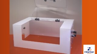 CARTER DE PROTECTION PLASTIQUE SUR MESURE AVEC CHARNIERE- PLIAGE PLASTIQUE SUR MESURE