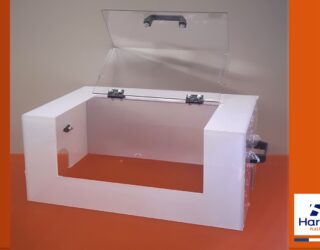 CARTER DE PROTECTION PLASTIQUE SUR MESURE AVEC CHARNIERE- PLIAGE PLASTIQUE SUR MESURE
