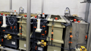 LIGNE AUTOMATIQUE DE DÉGRAISSAGE, DÉCAPAGE, PASSIVATION ET RINÇAGE ULTRA-SONS POUR INOX