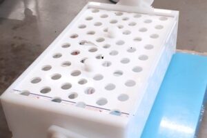 PANIER EN PVDF POUR TRAITEMENT DE SURFACE DES METAUX