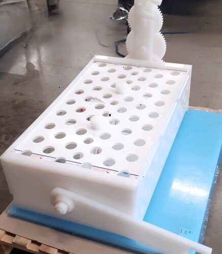 PANIER EN PVDF POUR TRAITEMENT DE SURFACE DES METAUX